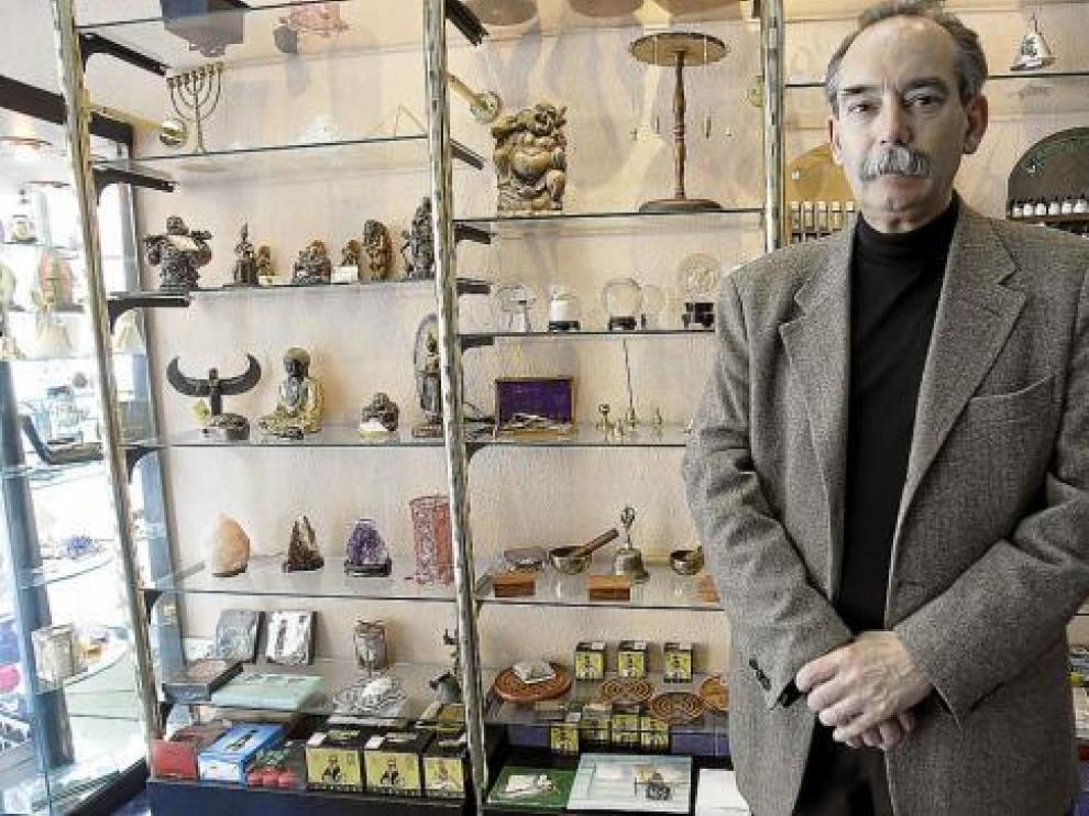 Luis Aparicio, diplomado en hipnosis, posa en su popular tienda del Coso.