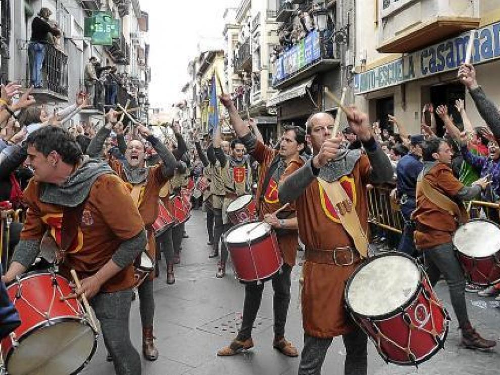 Salva lanzada por los artesanos frente a la Casa Consistorial.