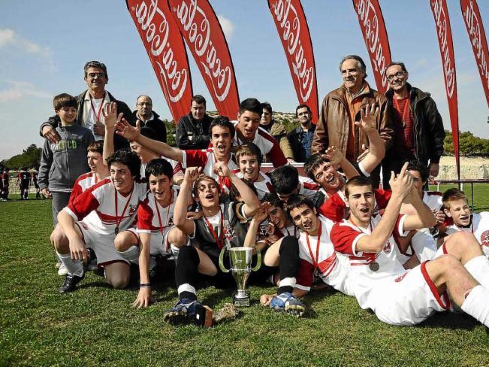 El IES Miguel Catalán celebra el título de la Copa Coca-Cola, durante la anterior edición del torneo.