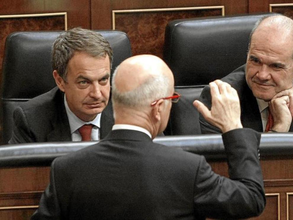 Duran i Lleida, frente a Rodríguez Zapatero y Chaves en un pleno del Congreso el pasado 20 de abril.