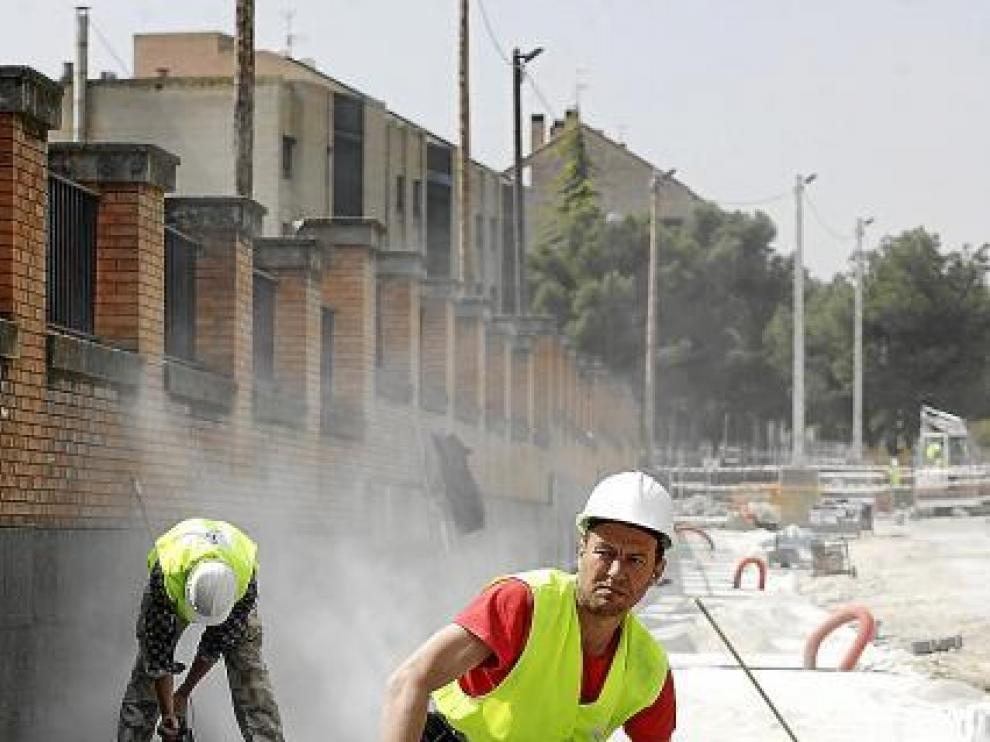 Las nuevas baldosas del tranvía se instalan en Vía Ibérica