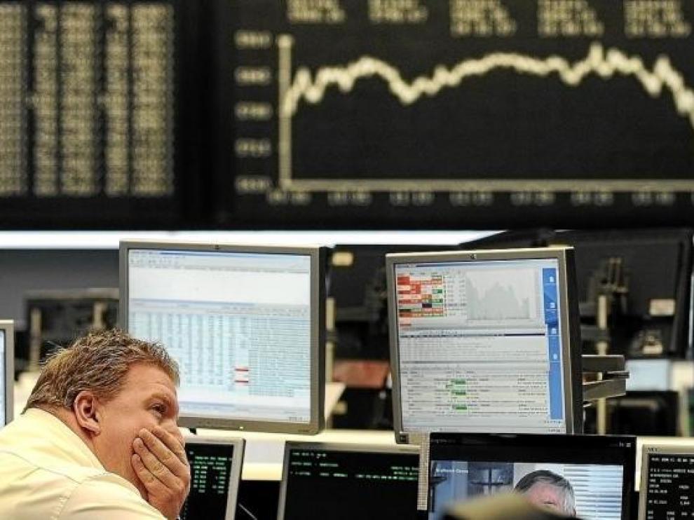 Un broker sigue la evolución de la bolsa alemana, en una jornada en la que Francfort cayó el 3,27%.