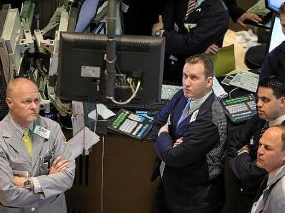 Agentes de bolsa en Nueva York, antes de empezar la sesión de ayer.