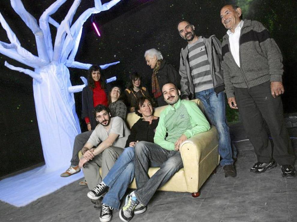 Representantes de la organización (1), los artistas (2) y los voluntarios del festival de arte oscense junto a la instalación 'Esencia'.
