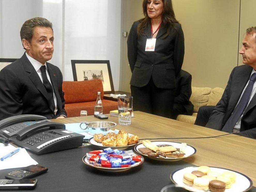 Nicolas Sarkozy (izquierda) y José Luis Rodríguez Zapatero, en un encuentro previo a la reunión del Eurogrupo, ayer.