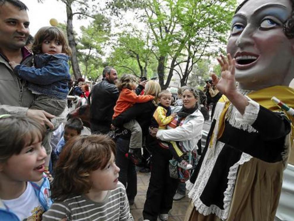 Tras el pregón, los cabezudos recorrieron las calles del Arrabal.