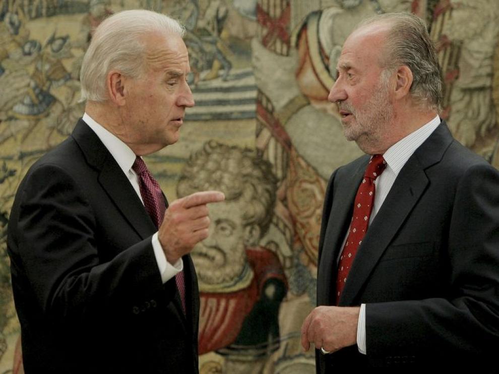 Joe Biden junto a Don Juan Carlos