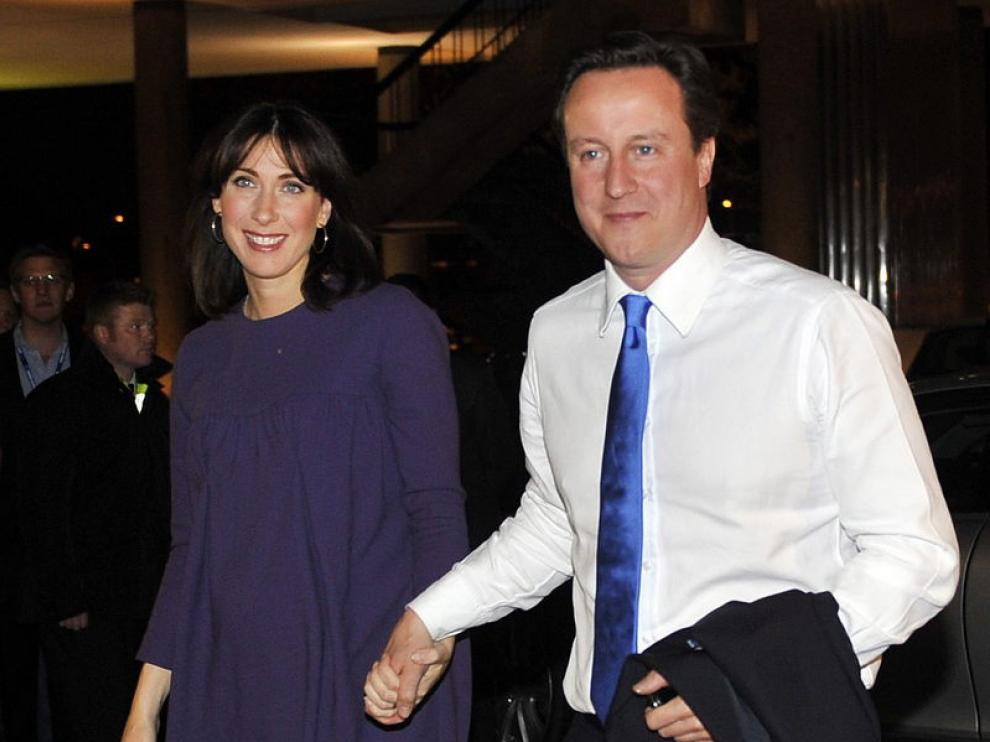 David Cameron junto a su esposa