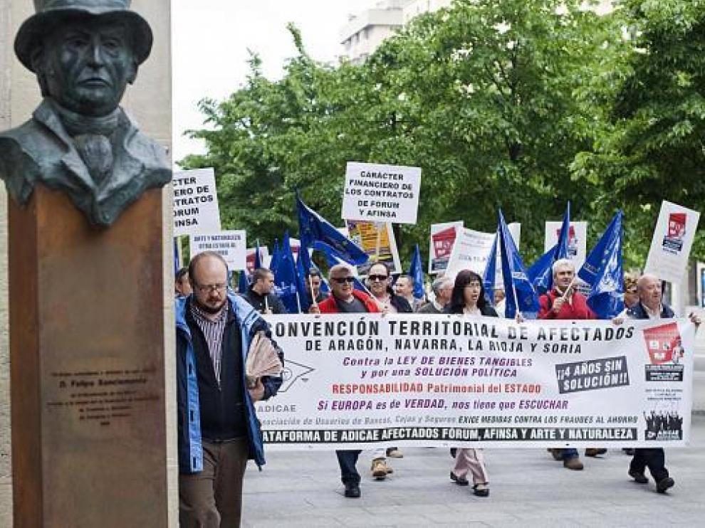 Protesta de ex clientes de Fórum, Afinsa y Arte y Naturaleza, ayer en Zaragoza.
