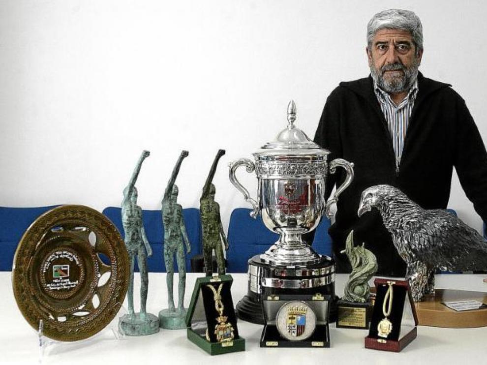 Manolo Bara, detrás de parte de los trofeos y distinciones recibidos por el club en los últimos años.