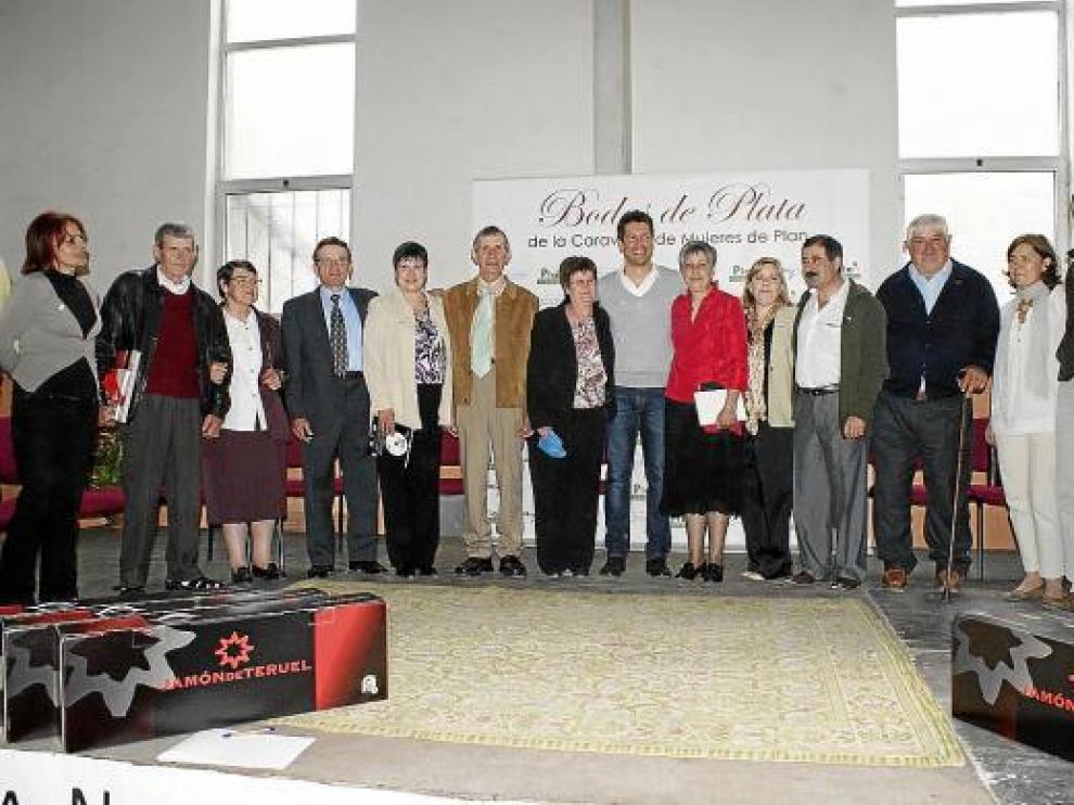 Jaime Cantizano, en el centro, con las parejas que festejaron ayer en Plan sus bodas de plata.
