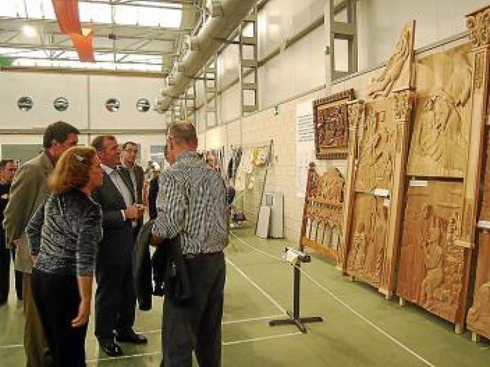 Varios visitantes de Feriartesanía tras la inauguración.