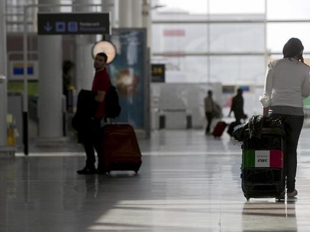Varios viajeros italianos no pudieron coger ayer el avión de vuelta a casa.