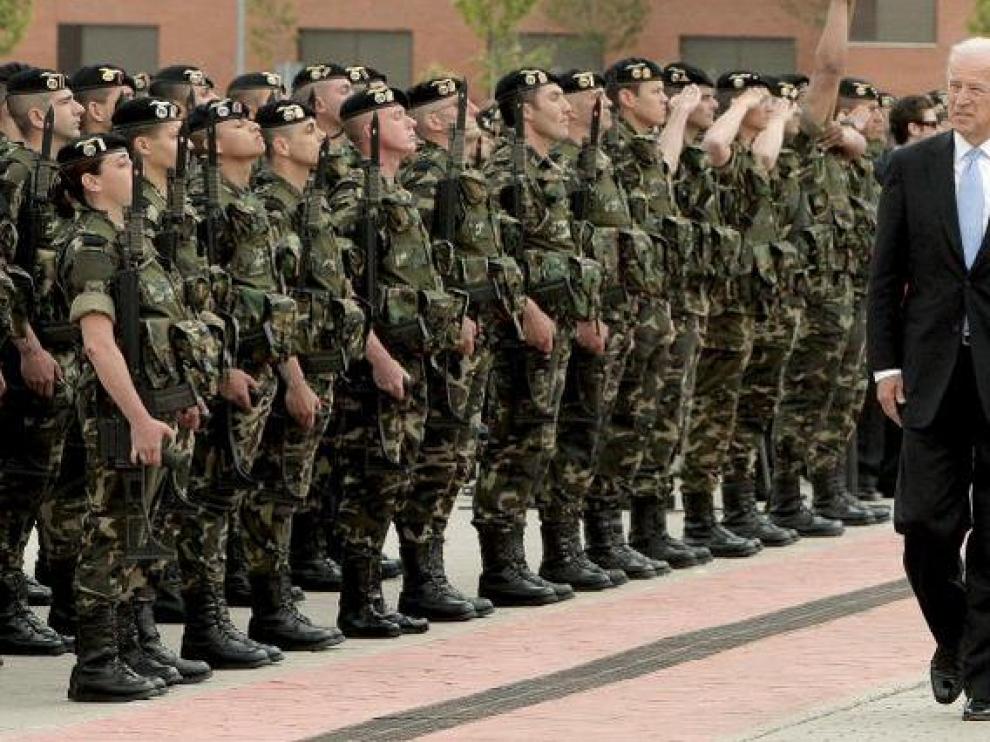 Zapatero y Biden pasan revista a los militares de la Bripac, ayer en Paracuellos del Jarama.