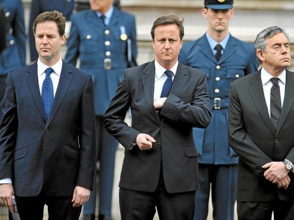 De izda. a dcha., Clegg, Cameron y Brown, en el 65 aniversario del fin de la II Guerra Mundial.