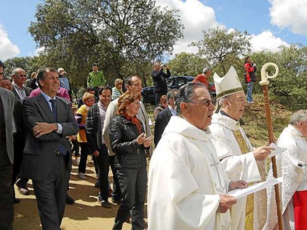 El obispo Milián, en el centro, ayer durante la romería de Dulcis. Detrás, Broto y Cosculluela.