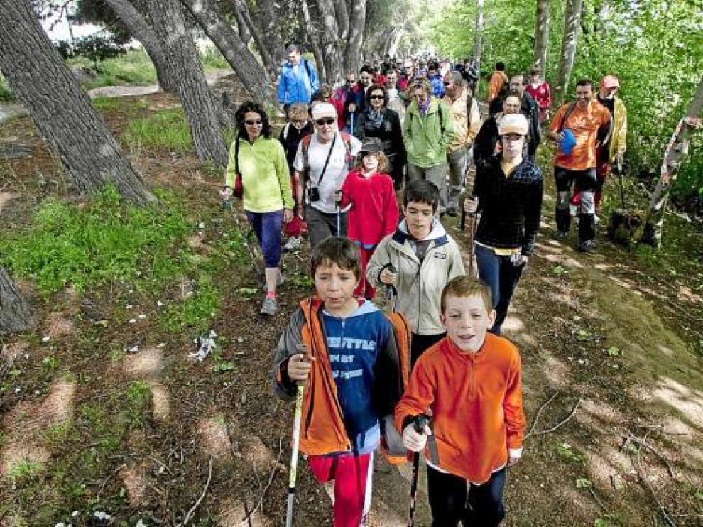 Varias personas realizan la primera ruta andada por el Canal Imperial, ayer.