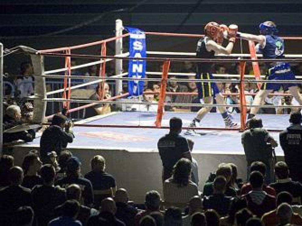 Combate entre Génesi Ribera y Laura Chando.