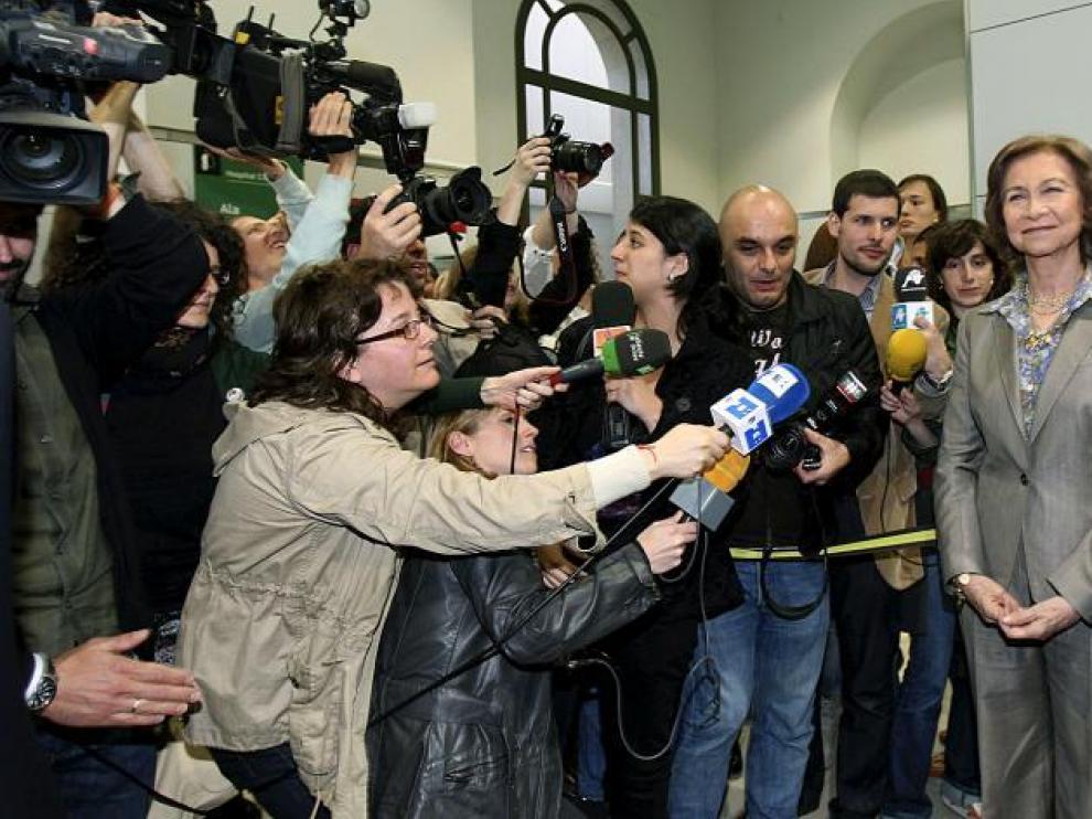 La reina Sofía atiende a los medios de comunicación después de la intervención, ayer en Barcelona.