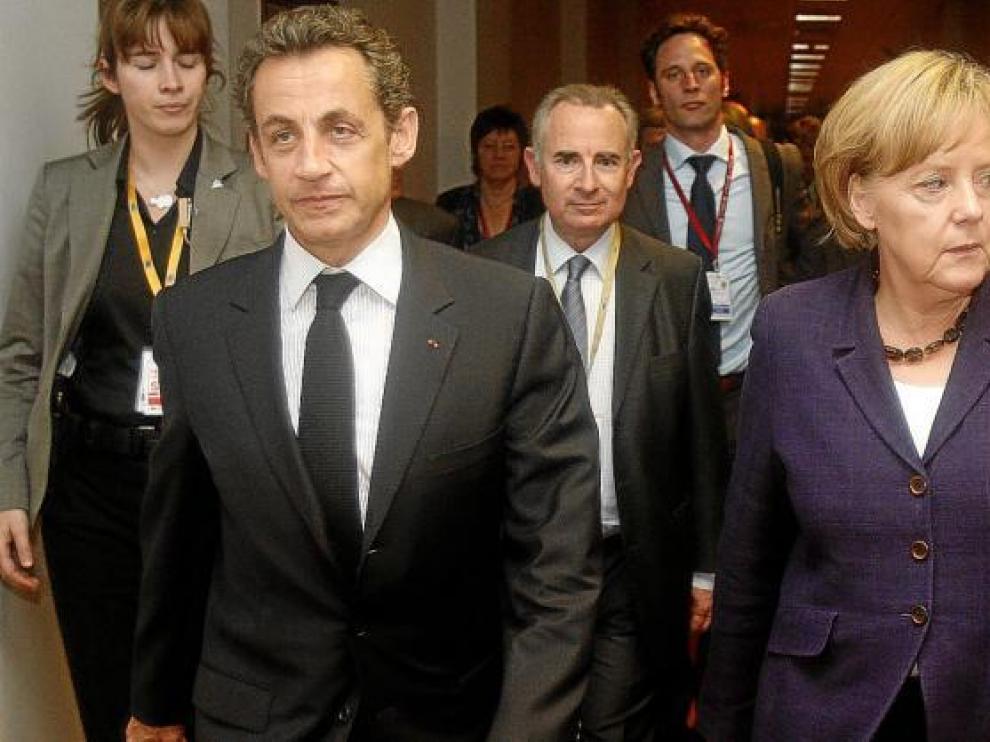 Sarkozy y Merkel en la cumbre del Eurogrupo, celebrada en la noche del viernes en Bruselas.