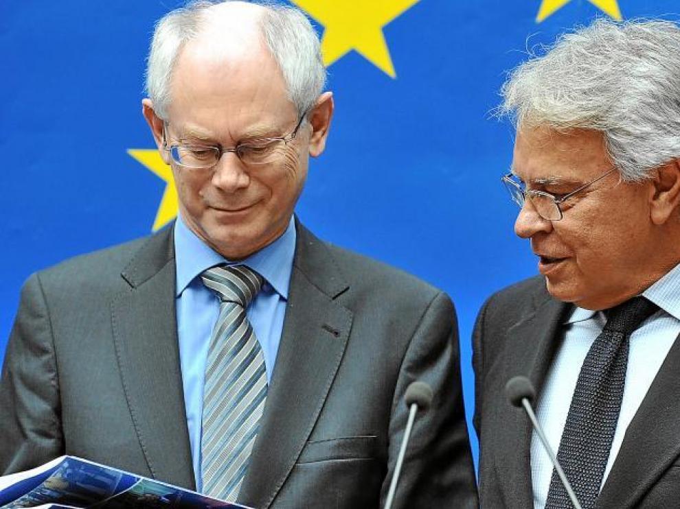 Felipe González entrega su informe sobre la reforma de la UE al presidente del Consejo Europeo, Herman Van Rompuy.