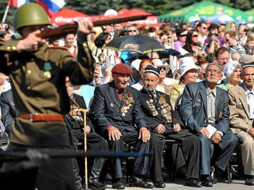 Veteranos rusos de la II Guerra Mundial durante el acto del Día de la Victoria, ayer.