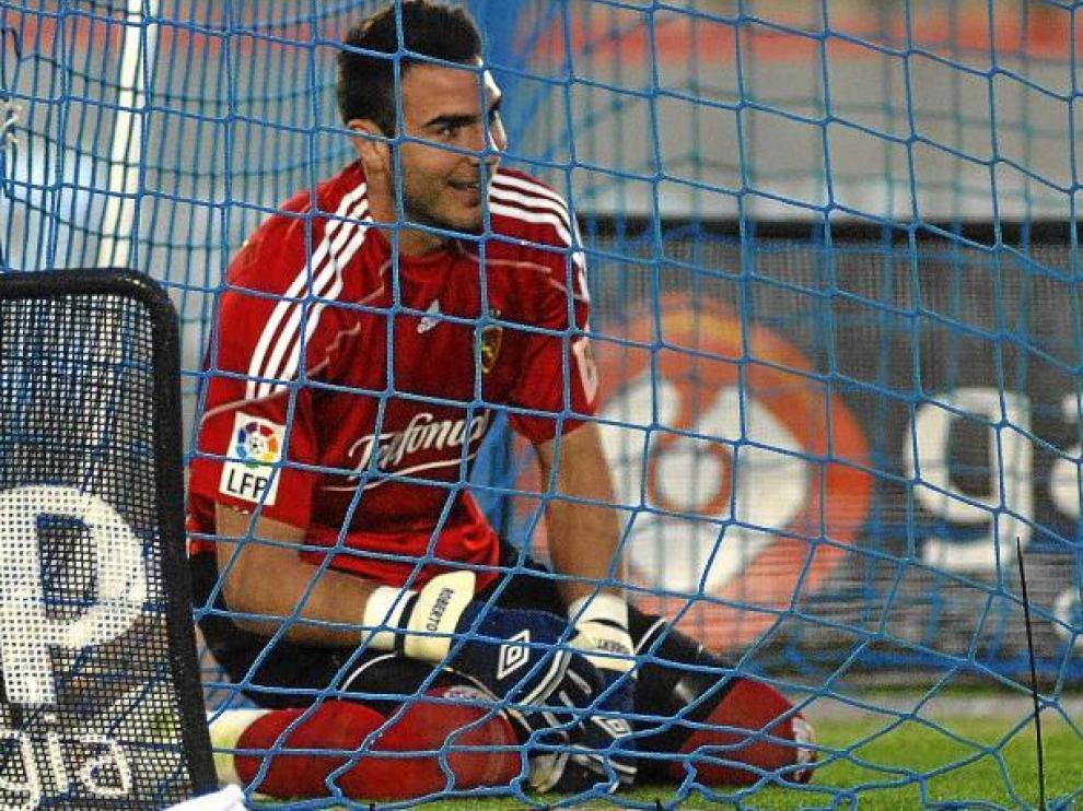 Roberto se lamenta dentro de la portería tras encajar un gol del Xerez.