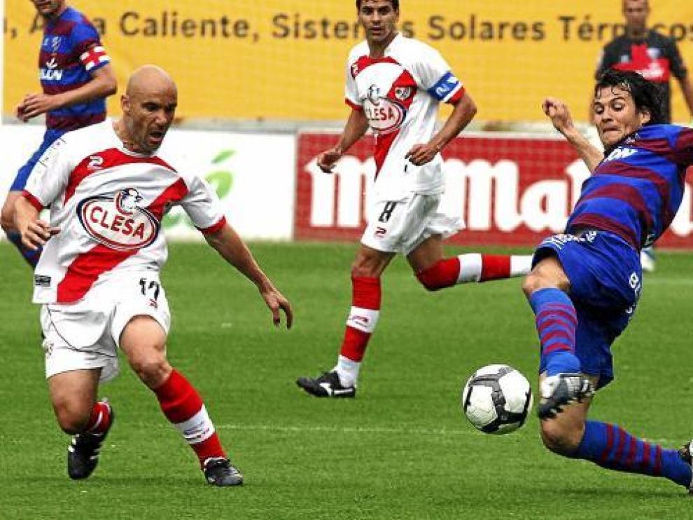 El aragonés Juanjo Camacho trata de llegar al balón ante la presencia de José María Movilla.