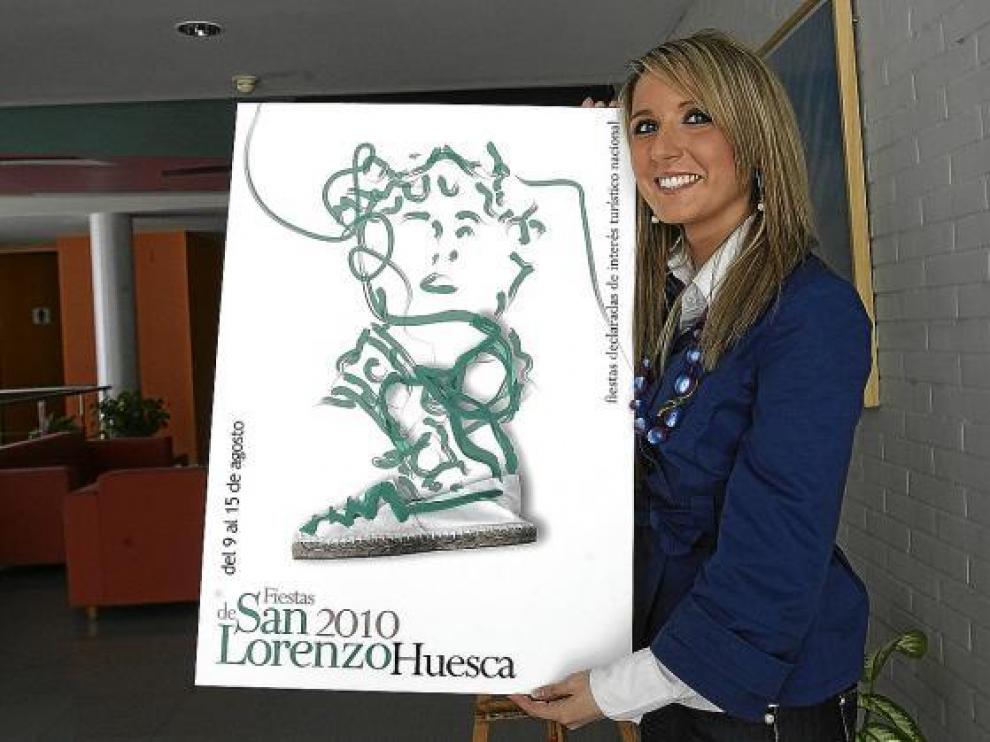Paola Coiduras se muestra orgullosa se representar a su ciudad con el cartel de las fiestas.