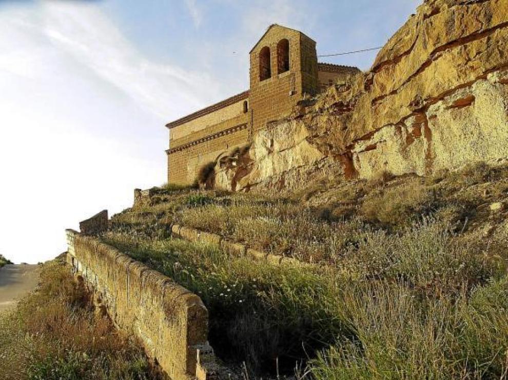 La iglesia de Marcén lleva doce años cerrada al culto y sufre graves problemas estructurales.