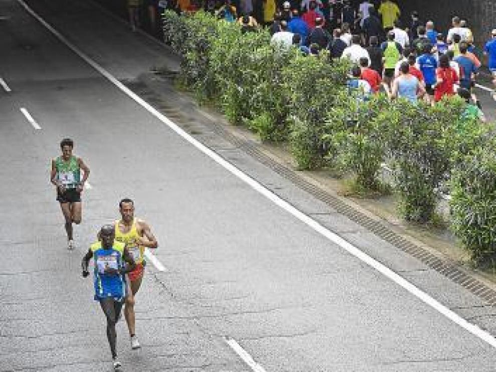 Koech lidera la carrera seguido de El Wardi y Bouali.