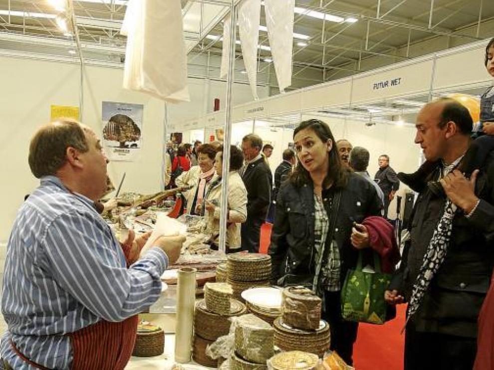 La feria de Almudévar estuvo muy concurrida el domingo por la mañana.
