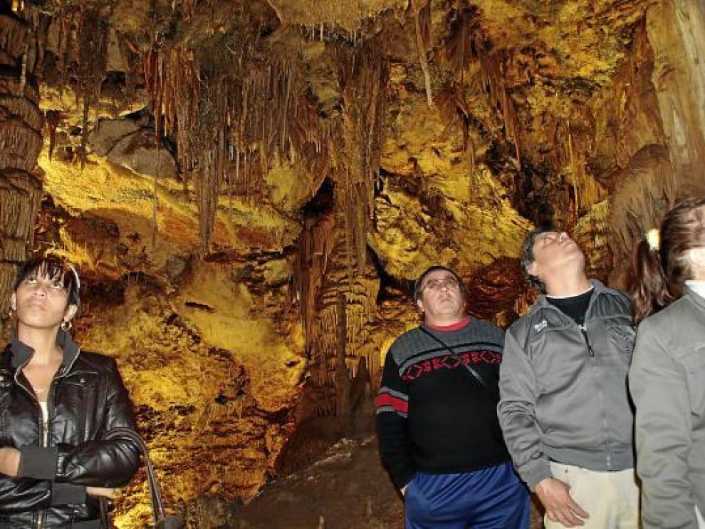 Un grupo de turistas visitando ayer las Grutas de Molinos.
