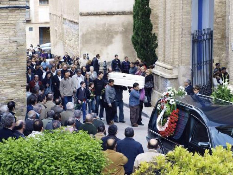 El ataúd con los restos de la niña fue transportado a hombros hasta la iglesia.