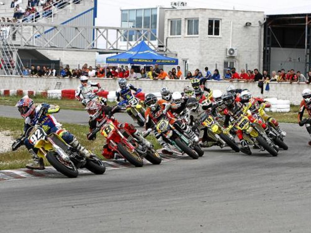 Los pilotos se apiñan en la primera curva del Circuito Internacional de Zuera.