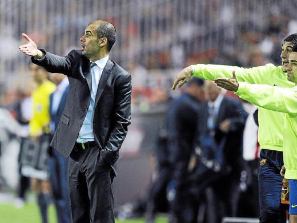 Guardiola da instrucciones a sus hombres durante el partido del sábado ante el Sevilla.