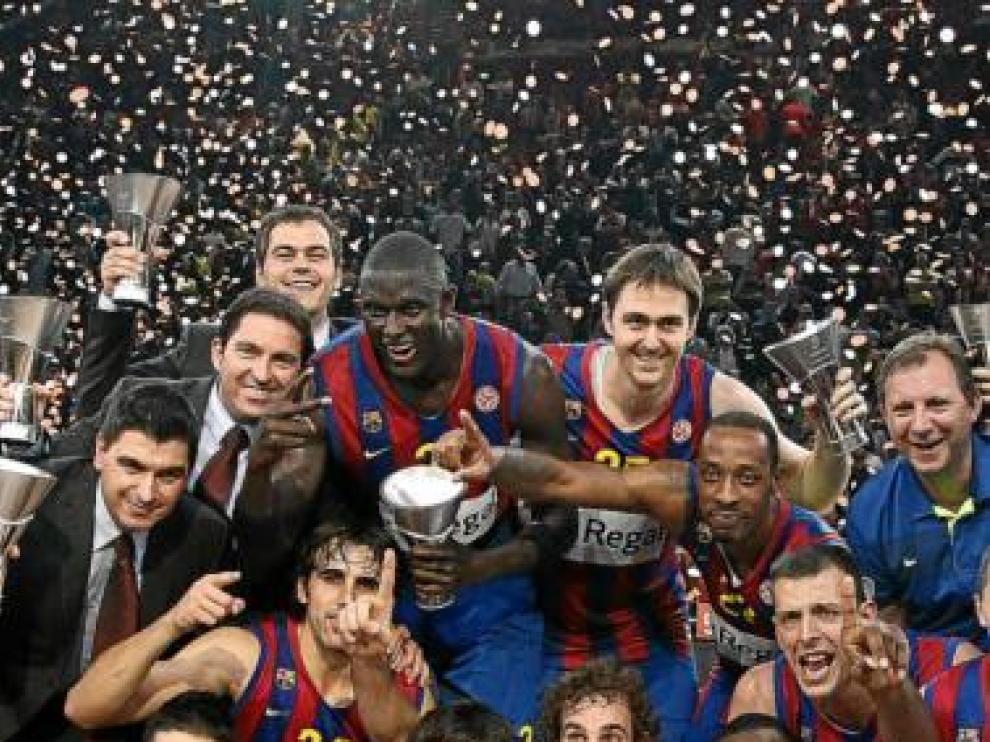 La plantilla del Barça posa con el trofeo.