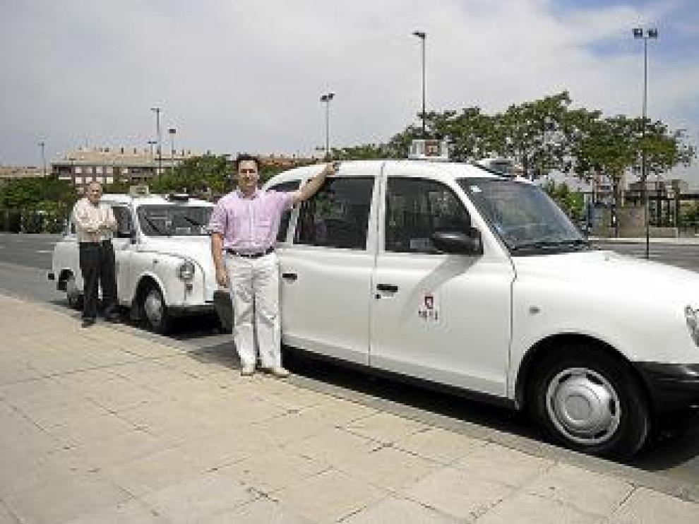 José Antonio Lahoz (derecha) y Carmelo Ruiz, con sus taxis.