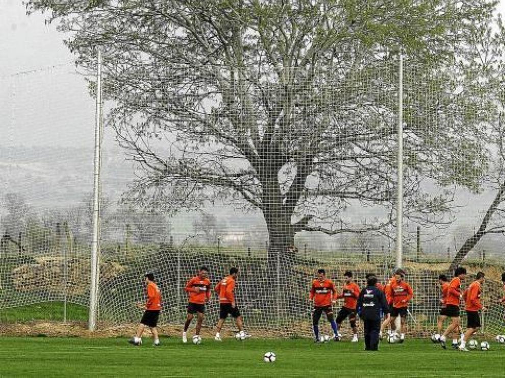Los futbolistas de la Sociedad Deportiva Huesca, durante un entrenamiento en el Instituto Montearagón.