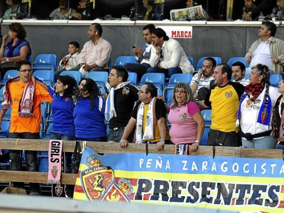 Gerhard Poscher, de blanco, en la parte superior de la fotografía, siguiendo el partido contra el Xerez.