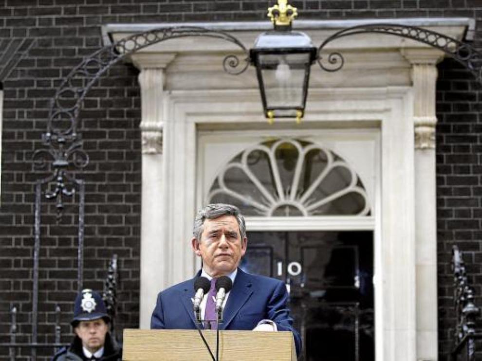 El primer ministro Gordon Brown anuncia su renuncia, ayer en el 10 de Downing Street, en Londres.