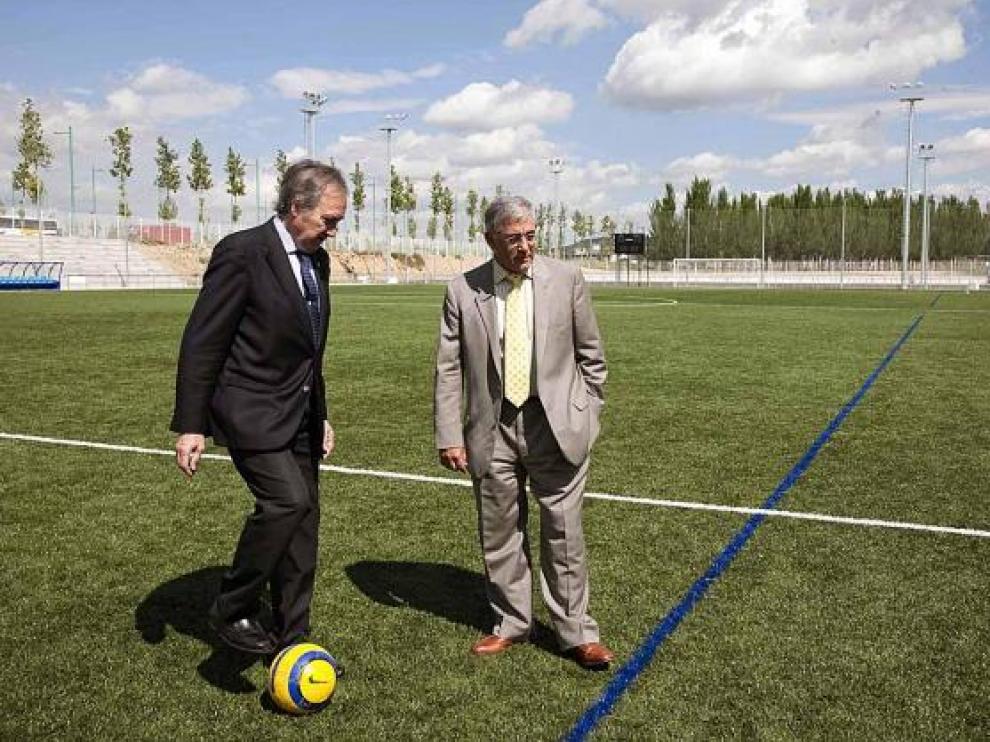 El asesor de Deportes, Luis Garriga, y Manuel Blasco, ayer, en el campo de fútbol Pablo Iglesias.