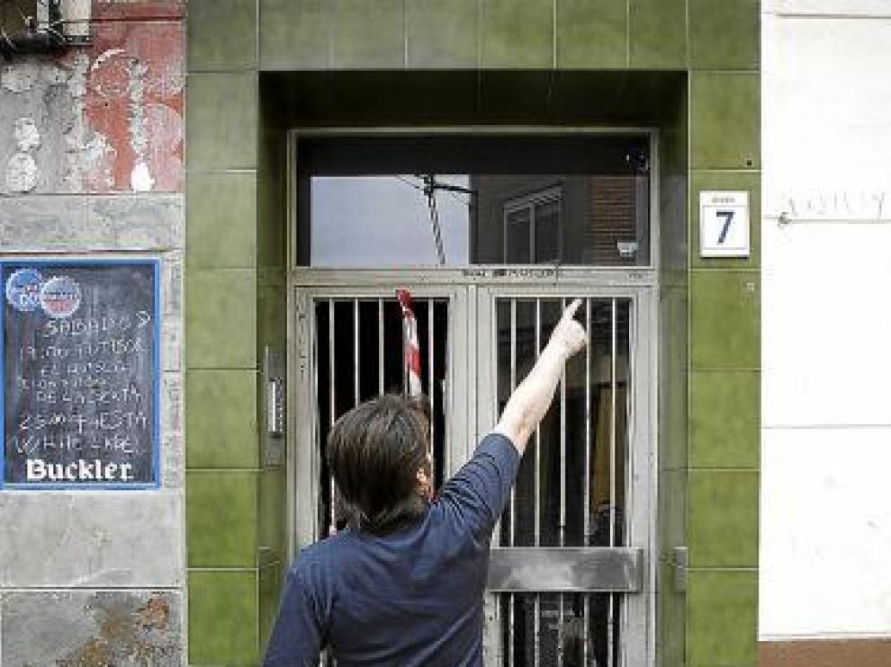 Un hombre señalaba ayer los disparos, junto al número 7.