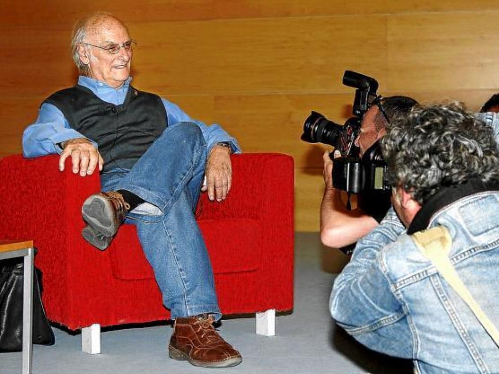 Carlos Saura, posando ayer en Alicante tras el pase de 'Io, Don Giovanni' en la Ciudad de la Luz.