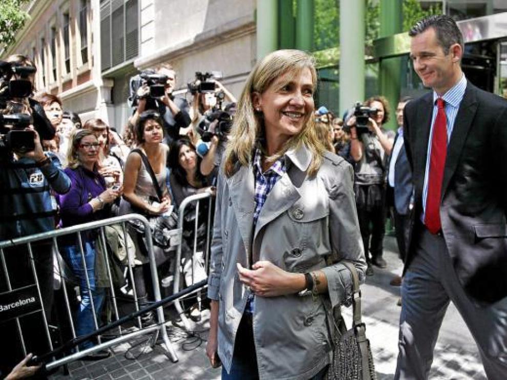 La infanta Cristina y su esposo, lñaki Urdangarín, ayer a su salida del Hospital Clínic.