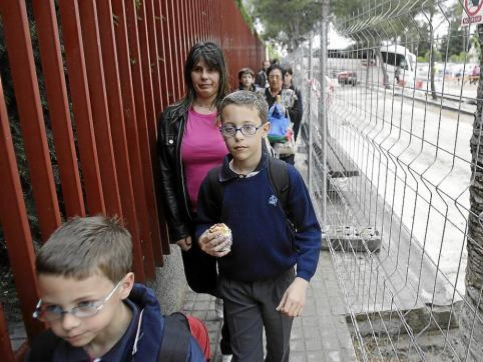 La estrechez de la acera junto al centro Rosa Molas en Vía Ibérica impide el paso de dos personas a la vez.