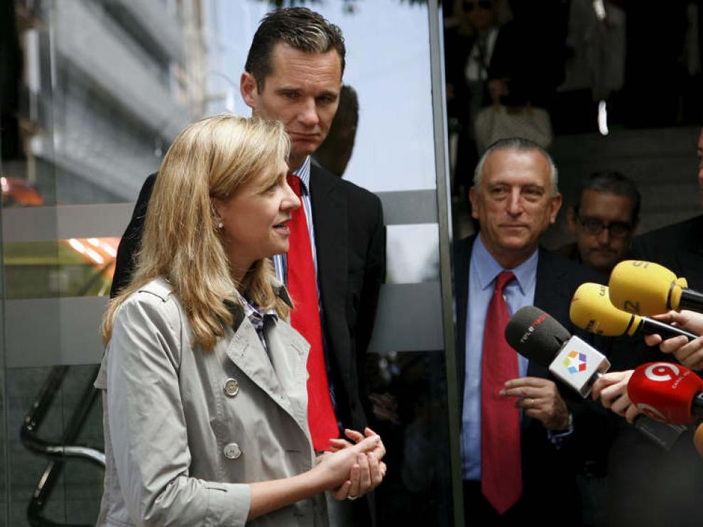 La infanta Cristina y su esposo tras visitar al Rey en el hospital