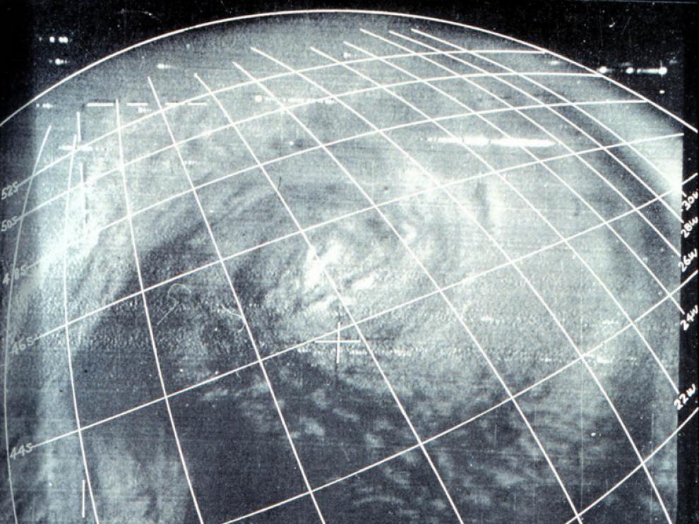 Una de las primeras imágenes que tomó el satélite meteorológico Tiros mostraba por primera vez la imagen real de un ciclón visto desde 700 km de altura