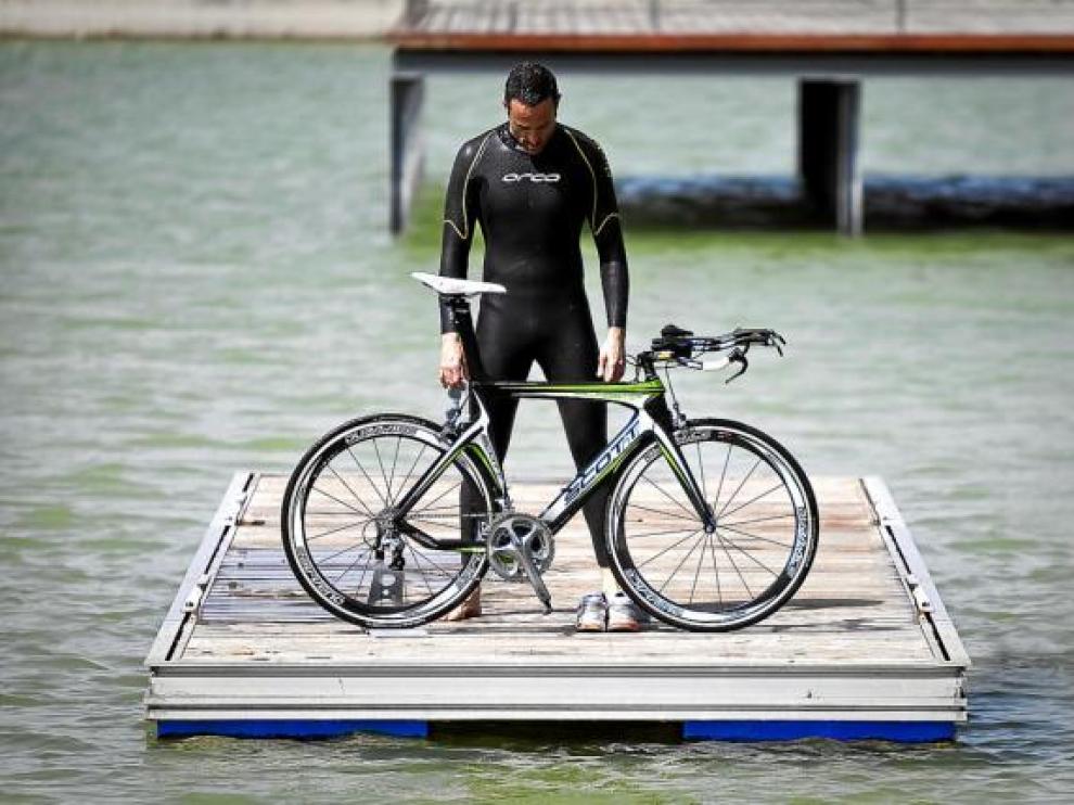 Toño Martí, concentrado y con sus armas de deportista, en el Parque del Agua.