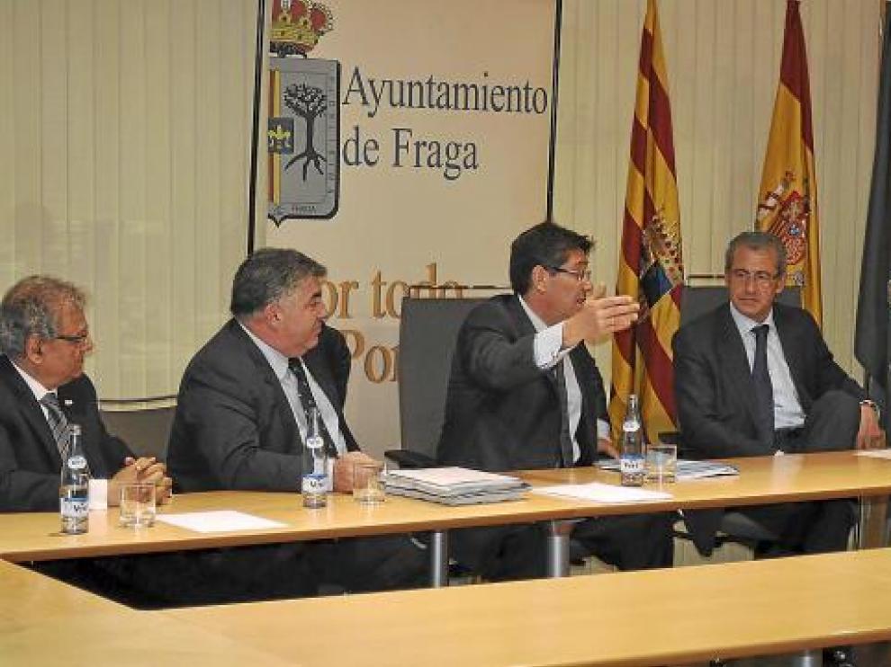 Aliaga, en el centro, durante la presentación del Plan Local de Equipamiento Comercial de Fraga.